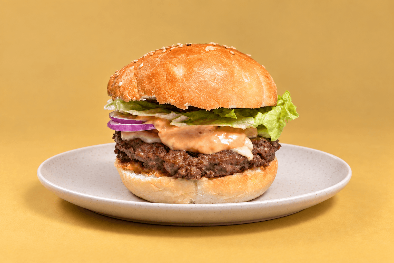 Le même burger transformé par iA-food : lumière de studio et fond uni moutarde, prêt pour Uber Eats